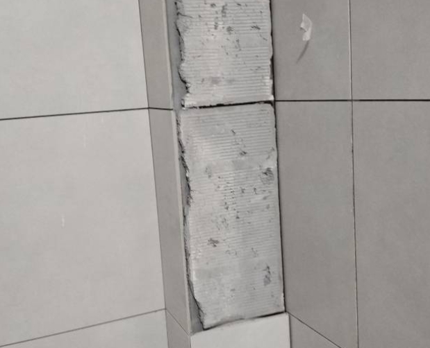 蒙城瓷砖空鼓维修公司分享下瓷砖施工前基层浇水润湿程度不足，可能导致以下问题